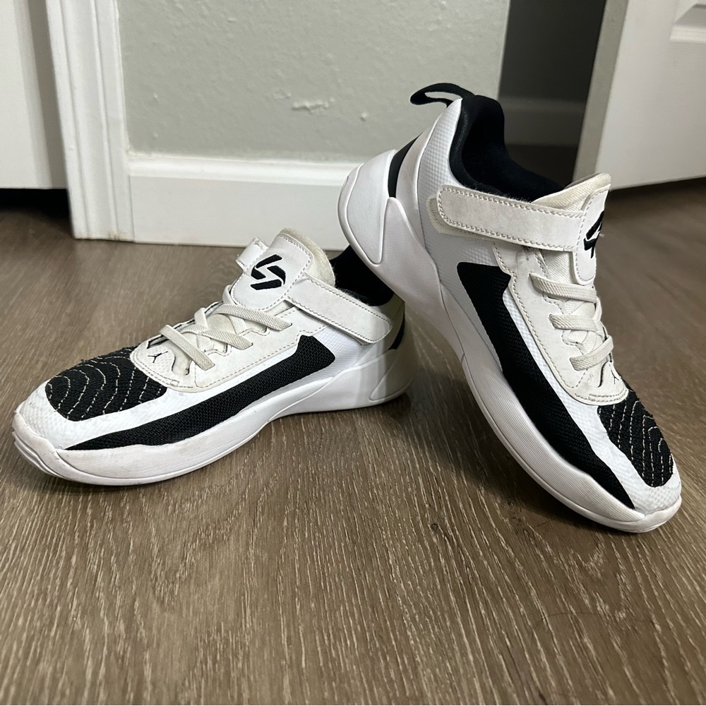 Luka youth shoes like new, my son used for a basketball season. Size 2Y.